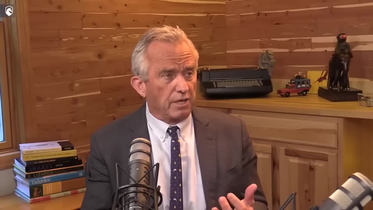 Robert F Kennedy Jr. and Bret Weinstein - Did a flu vaccine cause the tremor in RFK Jr's voice?