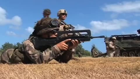 US and French Marines take part in amphibious training