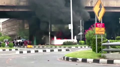 Anti-government protesters clash with Thai police