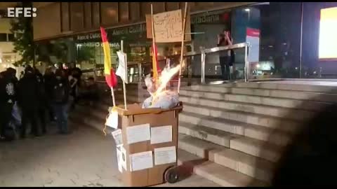 Separatistas queman muñeco de Pere Aragonés García por traidor