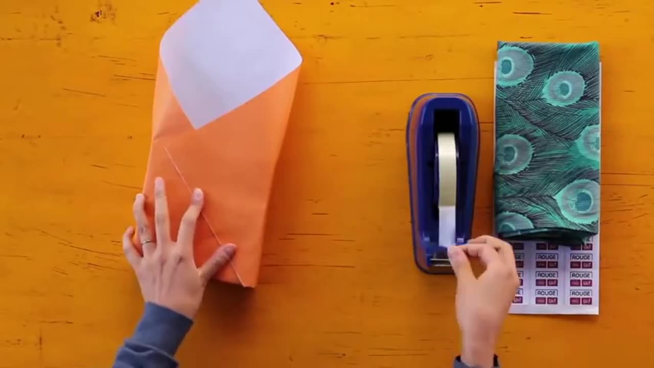 Lifehack How to wrap a gift in a gift paper