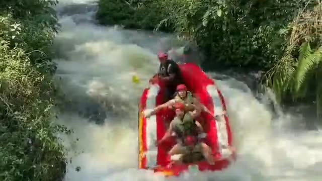Ada yang pada kangen main arung jeram ga nih .