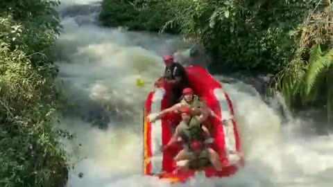 Ada yang pada kangen main arung jeram ga nih .