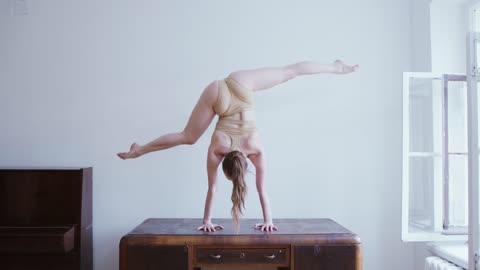 A Young Woman's Incredible Display of Yoga and Contortion RANDOM VIDEO OF THE DAY (DAY 5)