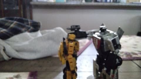 Bumblebee and Wheeljack versus shatter and dropkick