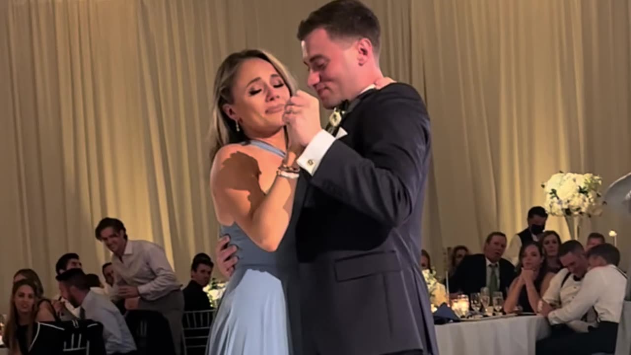 Sisters Honor Late Mom with Heartfelt Dance at Brother’s Wedding