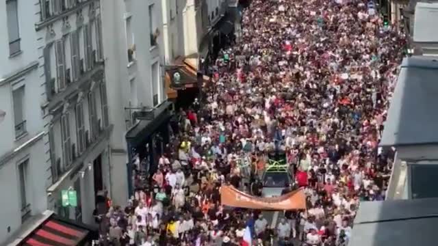 ワクチンパスポートに反対するパリの人々