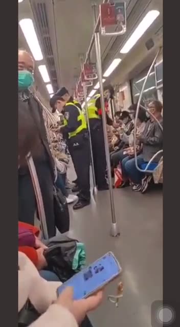 Shanghai : Tonight on the Subway Police Are Checking Phones One by One