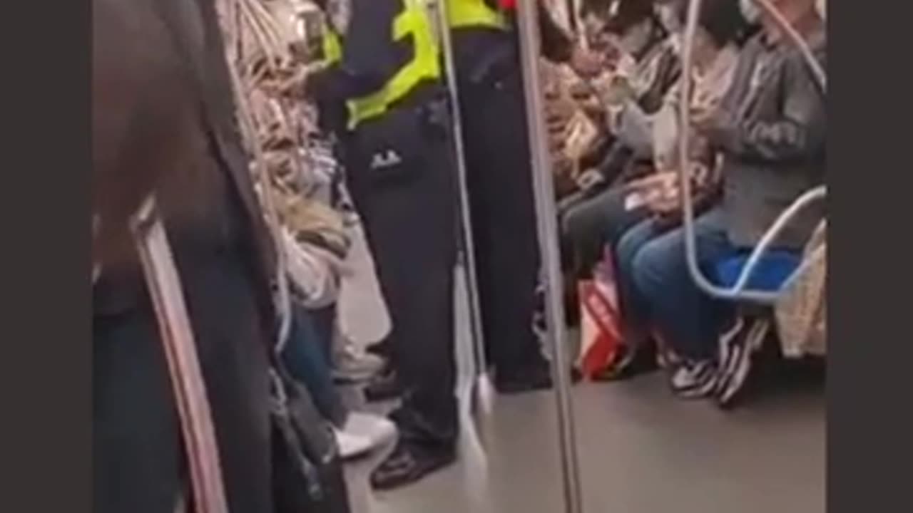 Shanghai : Tonight on the Subway Police Are Checking Phones One by One