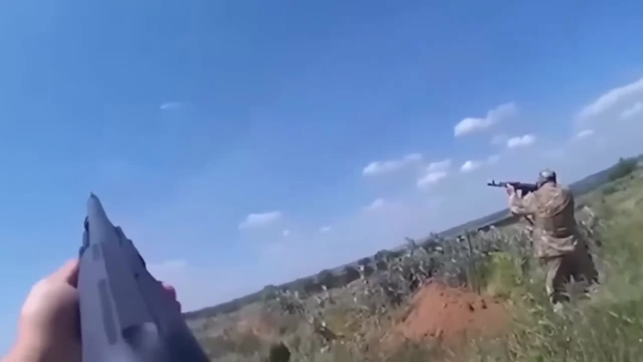 MOMENT Ukrainian ground troops shoot Russian loitering