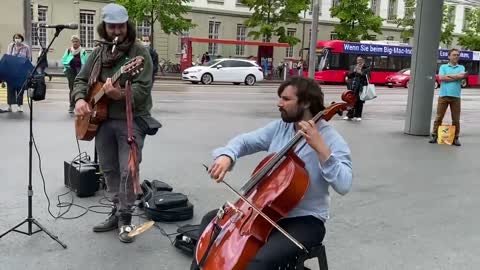 Artisti di strada - Tu vuo’ fa’ l’Americano e la gente si infiamma