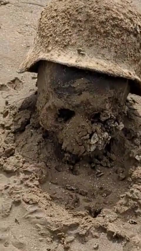 Sprengung des Kachowka-Damms: Schädel deutscher Soldaten tauchen im Schlamm auf