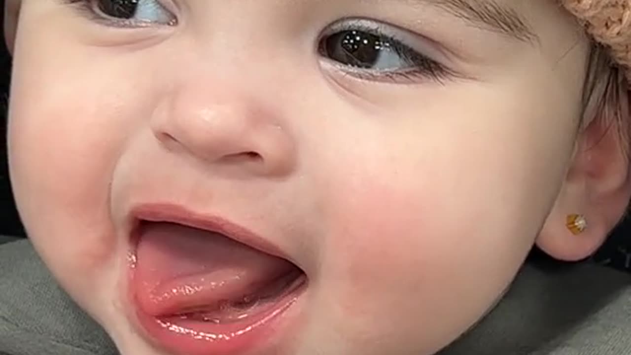 Cute baby reaction 😱😱