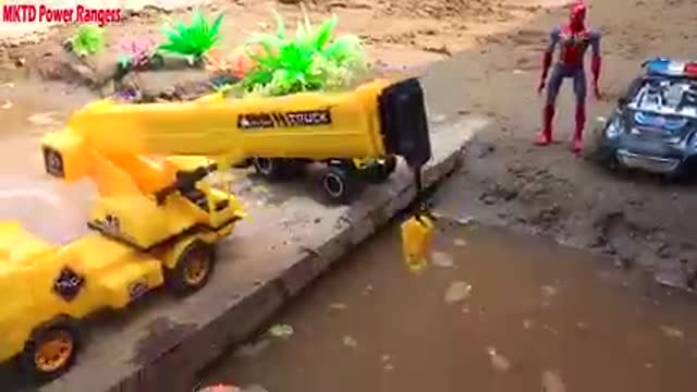 Spiderman and crane rescue Superhero & car toy ambushed