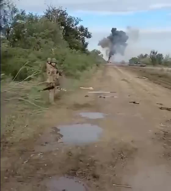 Ukrainian Tanks Fire on Russian Vehicles