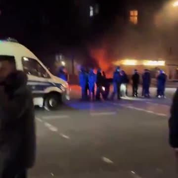 🚨BREAKING: Groups of young men set things in fire, attack police Berlin | Germany