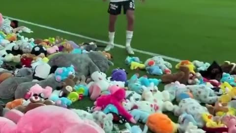 Toy rain on soccer field: a unique gift from spectators for children affected by the earthquake