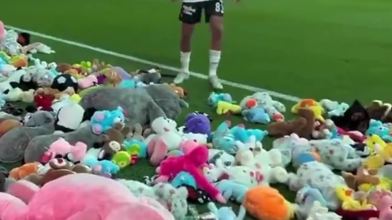 Toy rain on soccer field: a unique gift from spectators for children affected by the earthquake