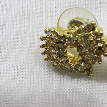 18KGP 15mm Post Earrings. Made with Swarovski Crystal. Heart. Party. Event