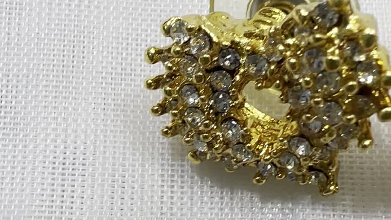 18KGP 15mm Post Earrings. Made with Swarovski Crystal. Heart. Party. Event