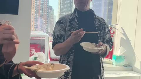 20220602文贵先生视频²：七哥评分战友饺子，第一次得了50分，第二次得了80分，第三次的海鲜85分