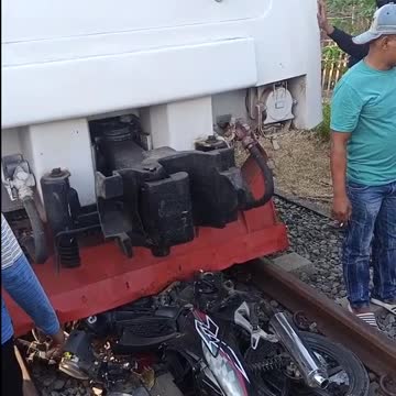 Kereta api menabrak sepedah motor