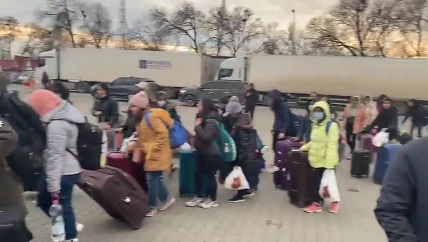 The first batch of evacuees from Ukraine reach Romania via the Suceava border crossing