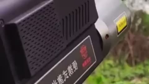 China electric workers use laser cannons to clean branches.😲