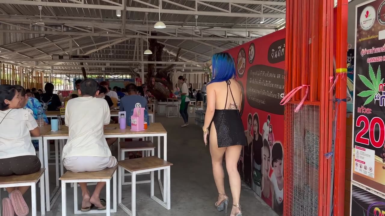 Hard Working & Beautiful Lady Chef Prepares Chicken Noodles - Thailand Street Food