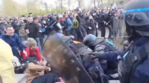 Bití demonstrantů ve Francii