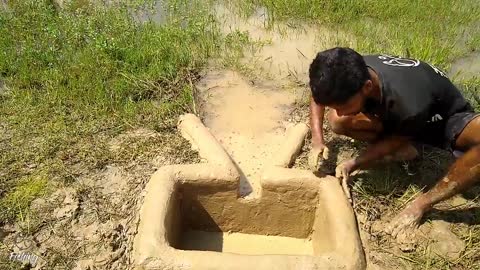 Amazing Hole Fish Trap- Smart Boy Build Fish Trap By Muddy soil ..