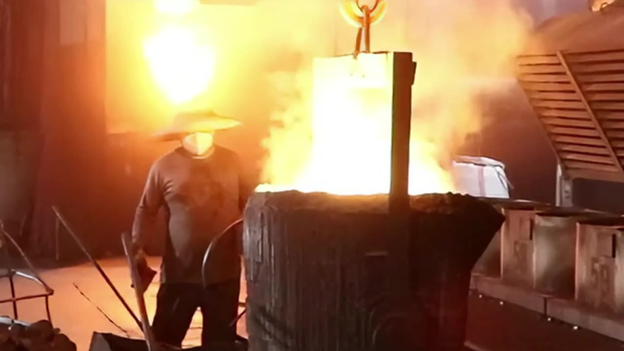 All molten steel can be discharged from each furnace, making it easy to change steel types.