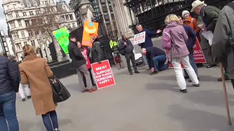 A MAN REFUSE TO GIVE UP HIS MEGA PHONE AND WINS PARLIAMENT 12/04/2019