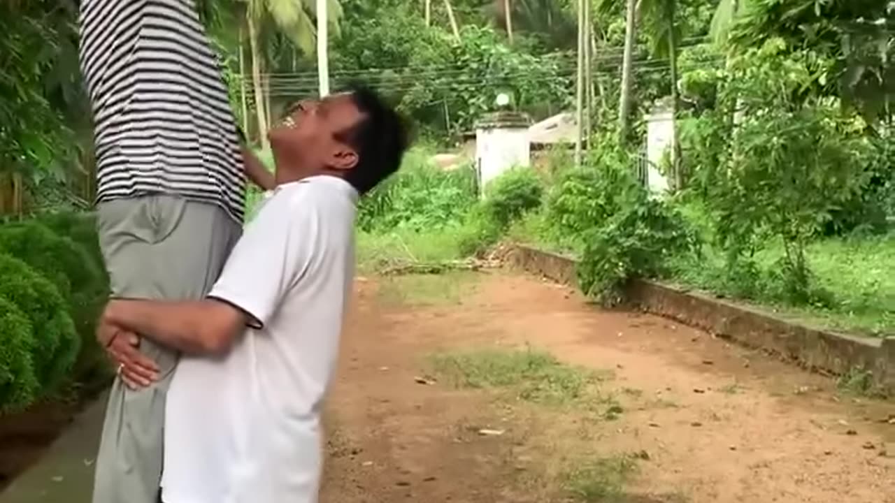 Man lift to his wife after that😁😄😆🤣👌