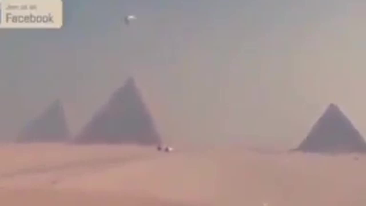 ufo above the Giza pyramids