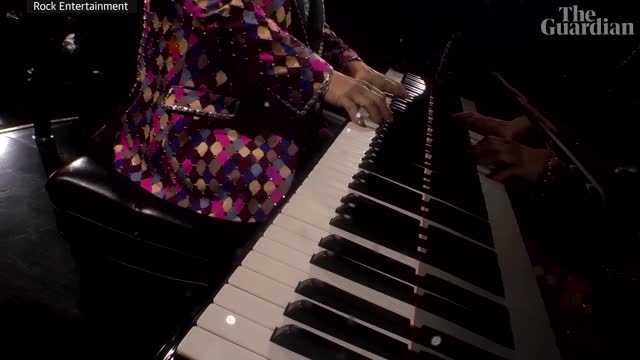 Elton John's tribute to Queen Elizabeth II at Toronto concert_ 'I'm glad she's at peace'