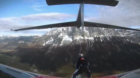 Amazing skydiving challenge on two planes