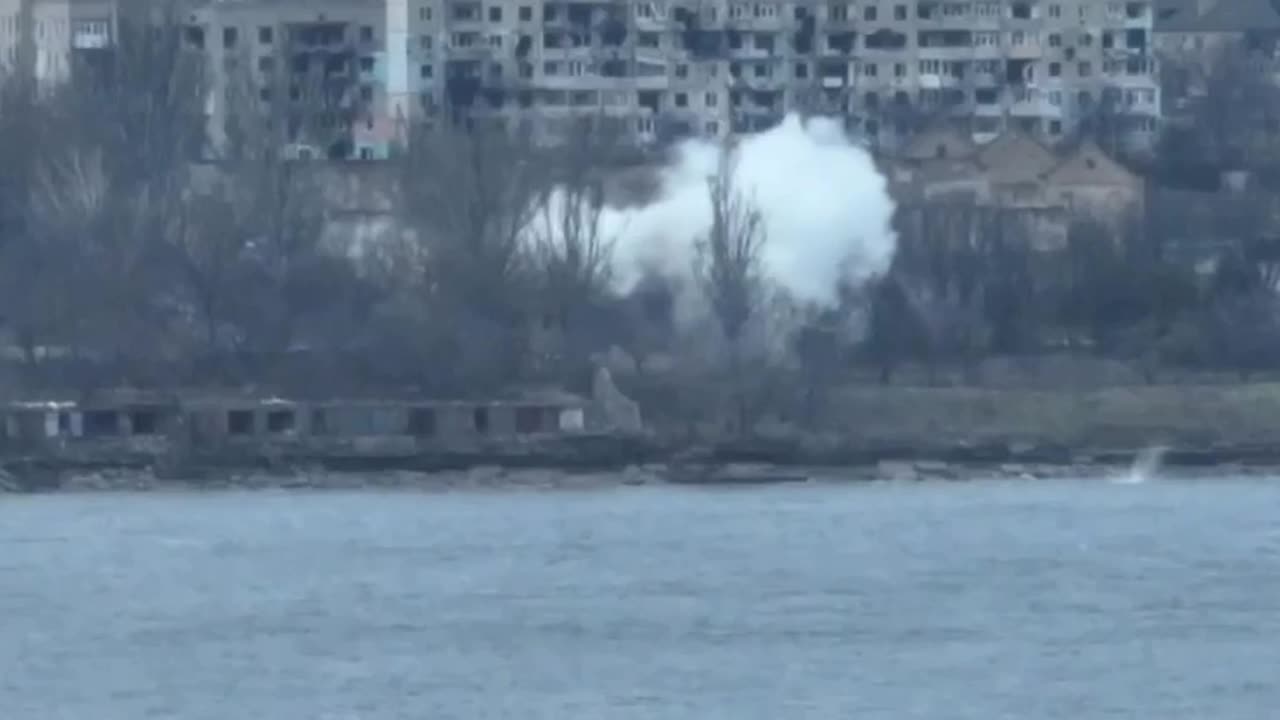 Russian servicemen from the ATGM on the building on the right bank of the Dnieper