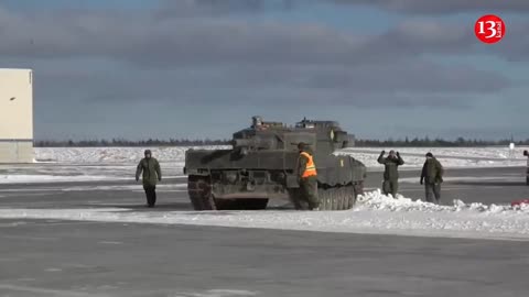 Leopard tanks sent from Canada to Ukraine
