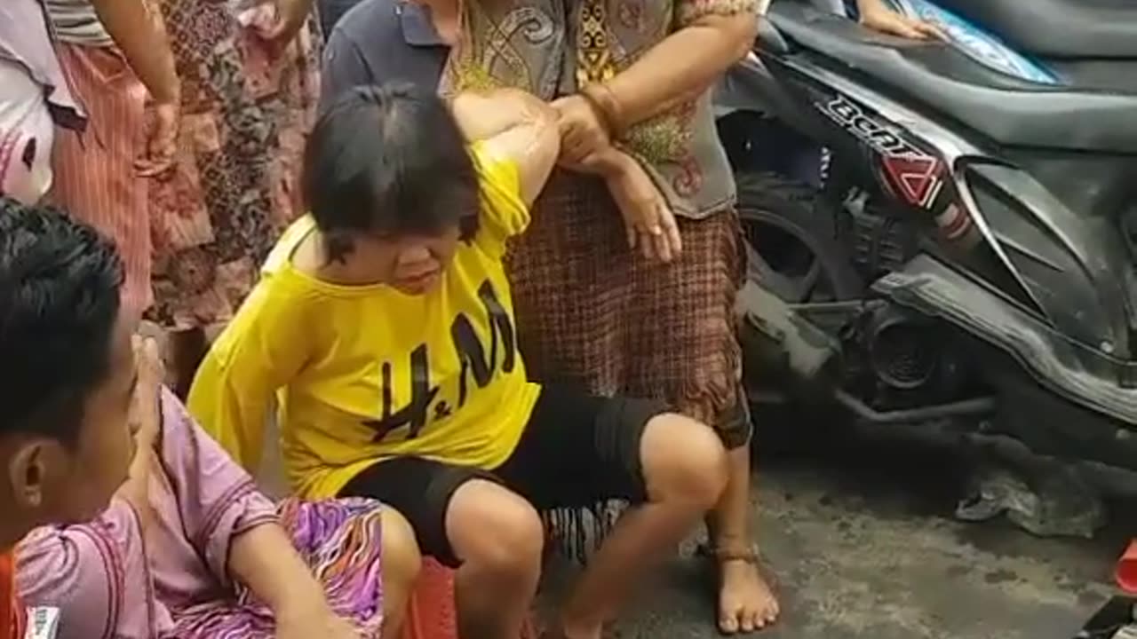 Ibu Ida Dayak pengobatan alternatif Indonesia