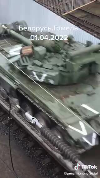 XE TĂNG MỚI TOANH CỦA NGA RA CHIẾN TRƯỜNG BẮT GẶP TẠI GA XE LỬA TẠI GOMEL, BELARUS.