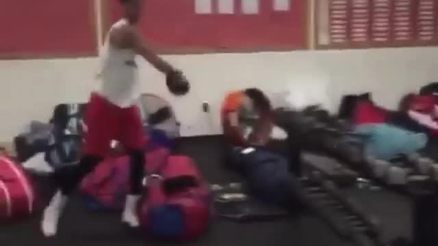 A young man did not forget to contact his ball skills when he was on the toilet