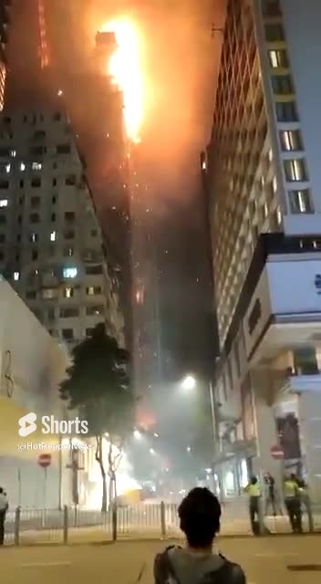 🚨BREAKING: Massive fire hits Hong Kong high-rise construction site