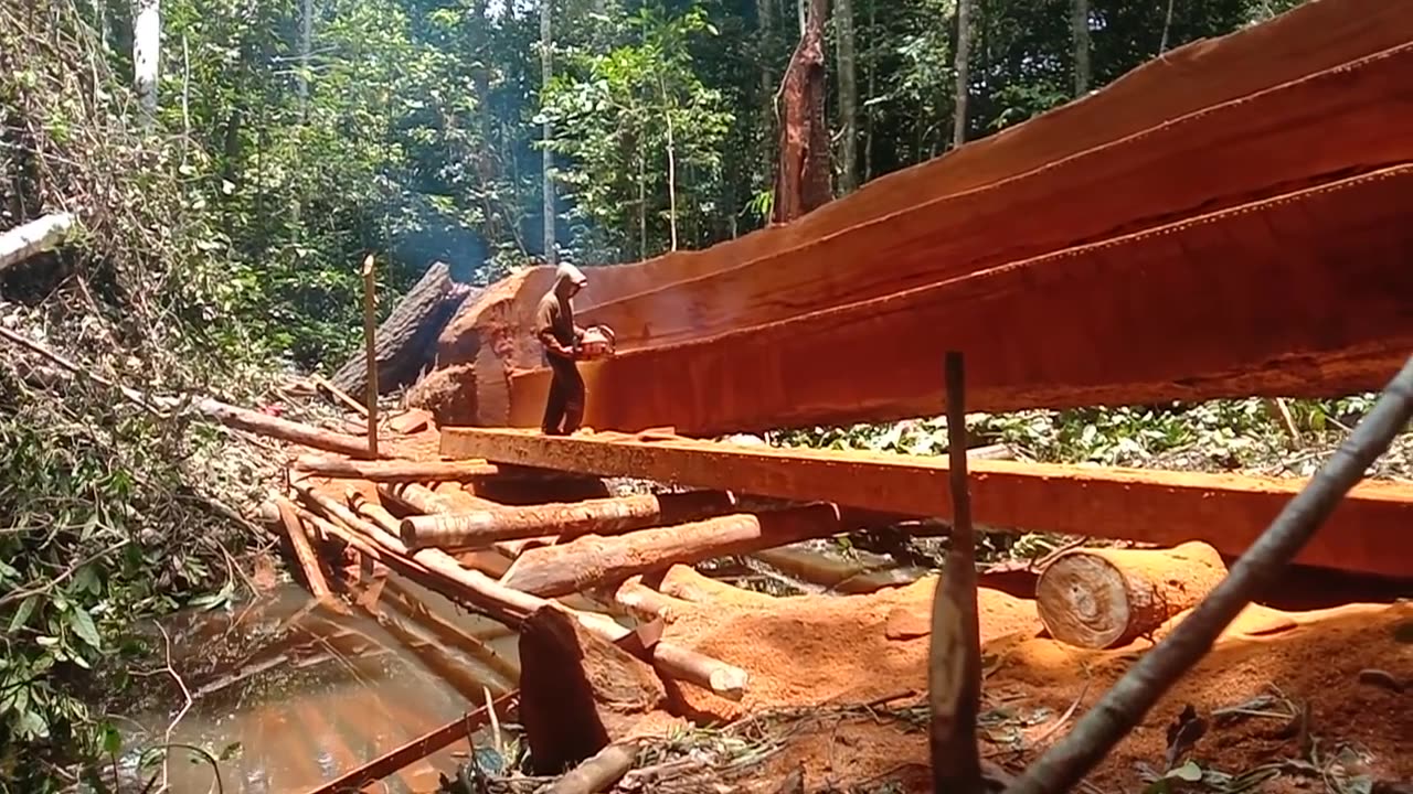 teknik belah meja kayu besi besar, di atas sungai