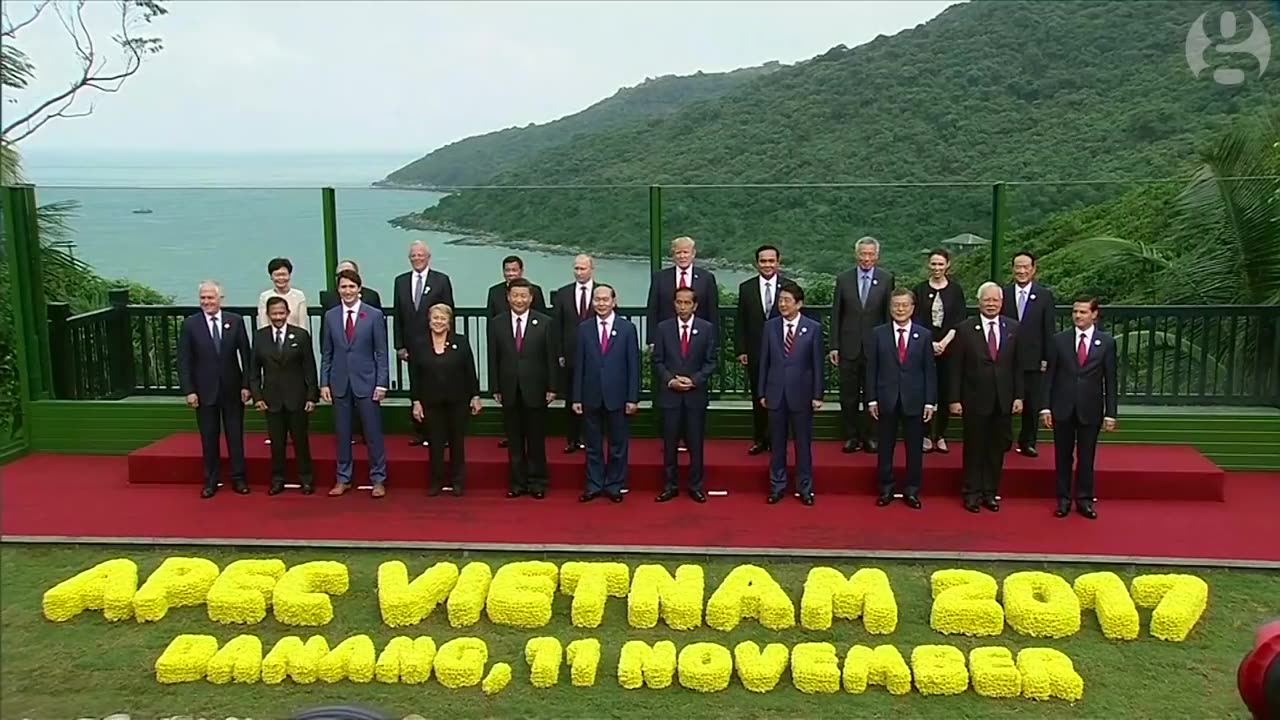 Trump and Putin chat at Apec summit