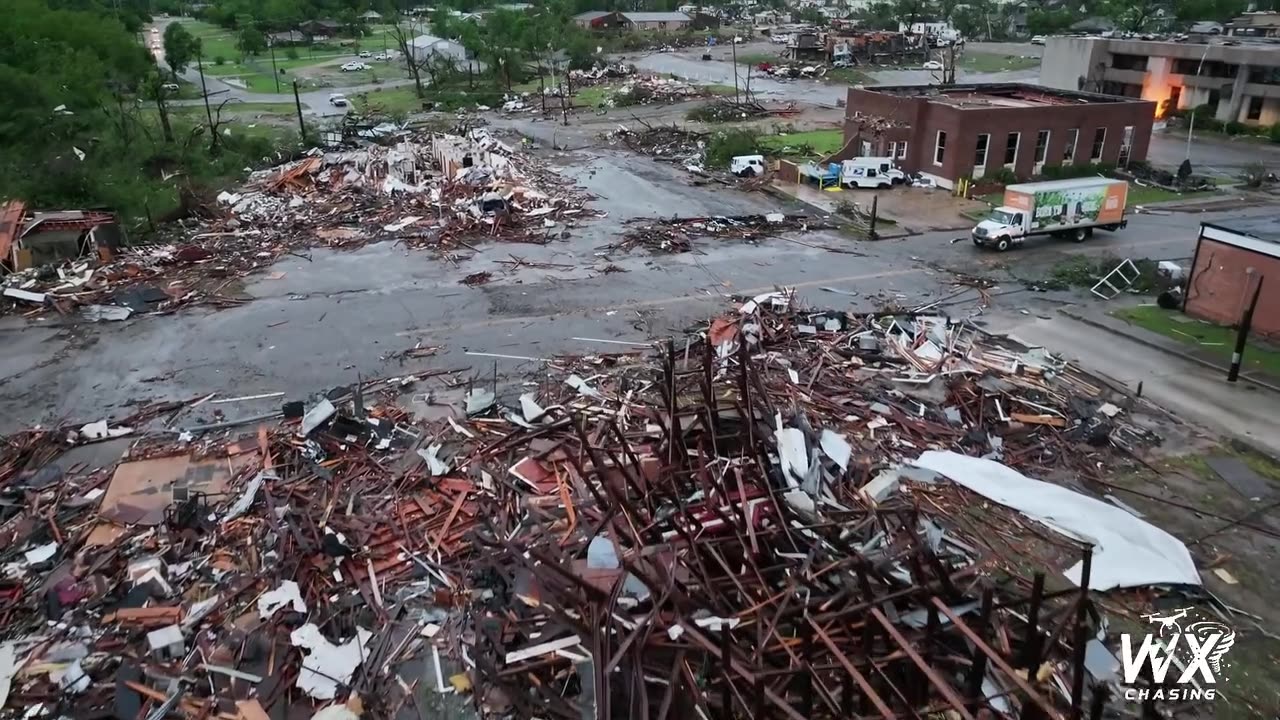 Video shows downtown area of Sulphur, Oklahoma demolished by Tornado