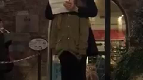 Rebecca in lacrime: la 18enne che ci mostra quanto facciamo schifo.