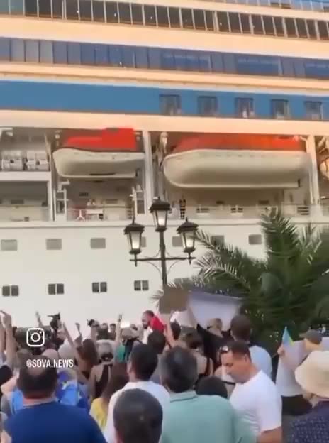 The Georgians staged a protest action in front of the liner