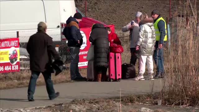 The anxious wait for relatives at Ukraine's border