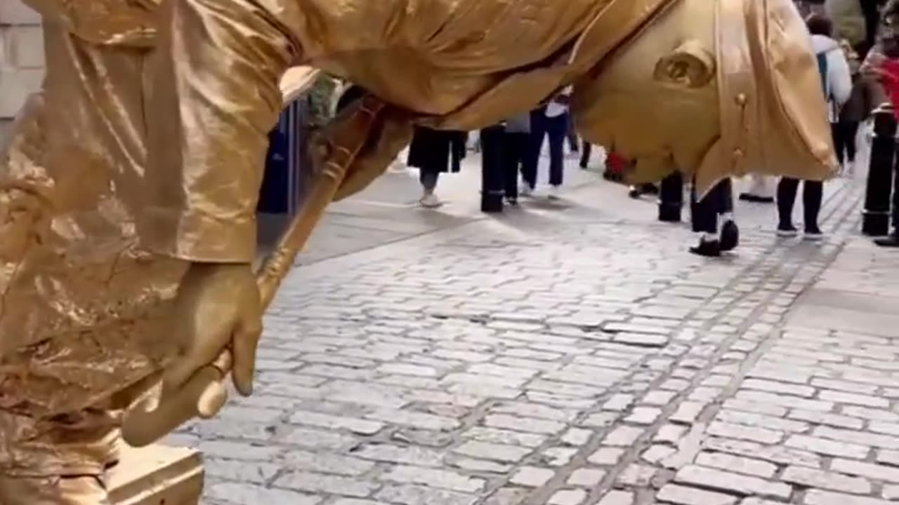 art of becoming a statue of man